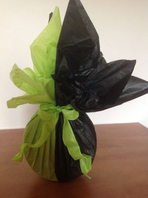 Wrap A Ball With Paper, Black Wrapping Paper Green Ribbon, Cute Gift Wrapping Ideas, Cute Origami, Gift Wrapping Techniques, Diy Wrap, Creative Tutorials, Present Wrapping, Diy Gift Wrapping