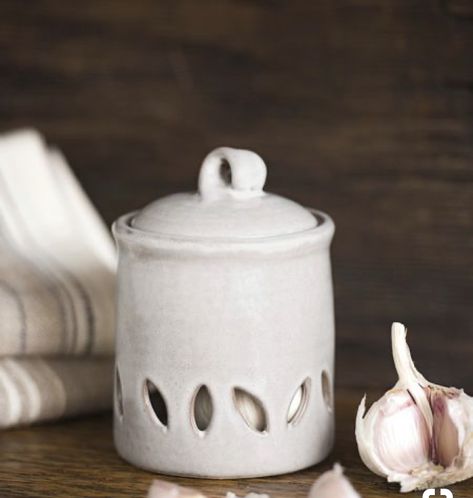 Garlic Keeper, Ceramic Crock, Pottery Jars, Ceramics Pottery Vase, Cerámica Ideas, Keramik Design, Slab Pottery, Wheel Thrown Pottery, Pottery Crafts