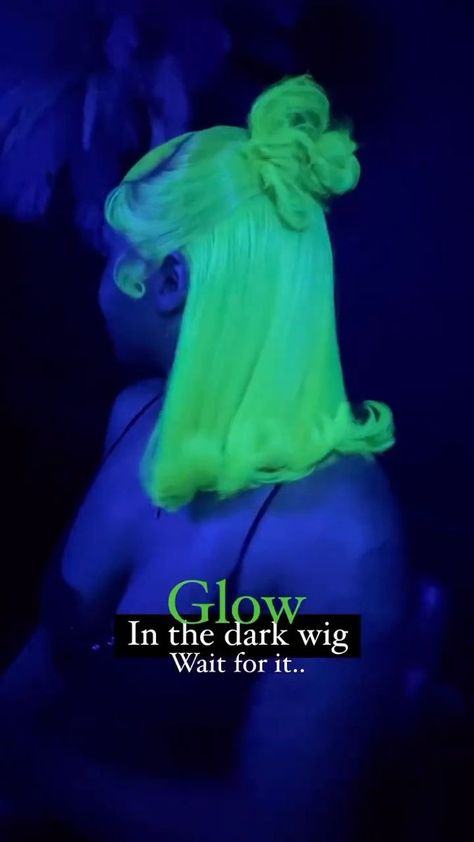 Green Wigs Black Women, 613 Wigs, Glow In The Dark Hair, Wig Tutorials, Creative Hair, Green Wig, Baby Carrots, Creative Hairstyles, Blonde Wig