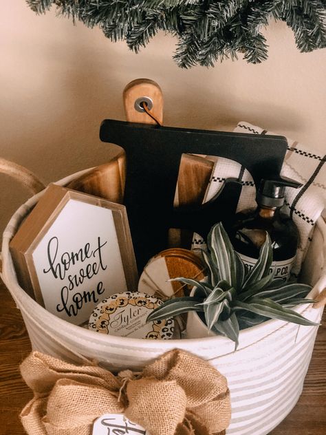 Home Basket Gift Ideas, Farmhouse New Home Gift, Christmas House Warming Gifts, Realtor Housewarming Gift Ideas, Client Closing Gifts, Black And White Gift Basket Ideas, Diy Home Gifts Ideas, Home Decor Gift Basket, Realtor Gift Baskets For Clients