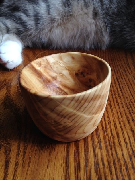 making a wooden cup without a lathe Dremel Rocks, Bowl Carving, Wooden Cups, Dremel Crafts, Loving Man, Family Projects, Woodworking Lathe, Dremel Projects, Wooden Cup