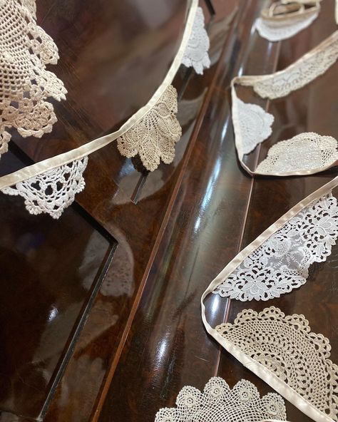 Dollie Wall Hanging, Crochet Doily Bunting, White Bunting Wedding, Crochet Wedding Bunting, Doily Bunting, Lace Bunting, Doilies Crafts, Paper Doilies, Photo Backdrop