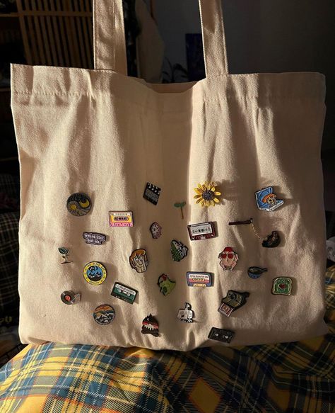 Pins On Backpack Aesthetic, Tote Bag With Pins, Bag With Pins Aesthetic, Tote Bag With Patches, Bag With Pins, Bag Pins Aesthetic, Pins On Bag, Galaxy Themed Party, Pins Display