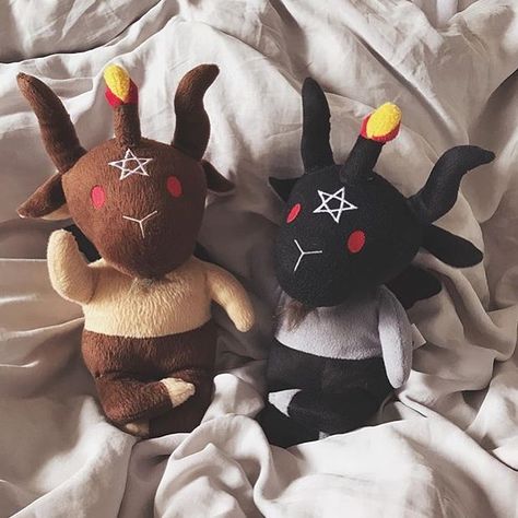 Baphomet Plush, Soft Toy Patterns, Adornos Halloween, Kawaii Plush, Kawaii Plushies, Steampunk Clothing, Diy Resin Crafts, Cute Stuffed Animals, Cute Toys