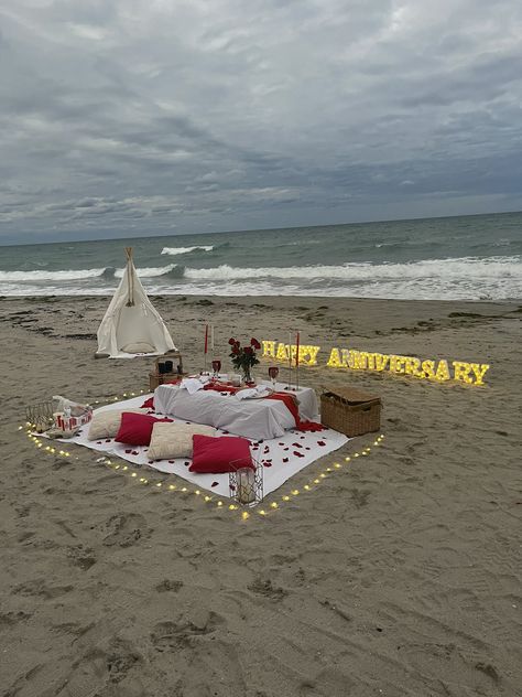 Surprise Proposal Pictures, Romantic Dinner Decoration, Anniversary Plans, Proposal Pictures, Happy Birthday Decor, Romantic Date Night Ideas, Beach Dinner, Picnic Decorations, Picnic Inspiration