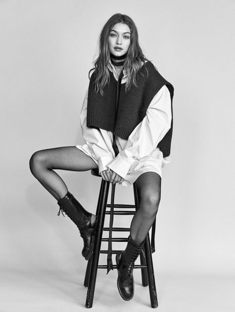 Gigi Hadid looks fashion forward in a layered ensemble Vogue Magazine Poses, Photoshoot In Studio Models, Styling Editorial Fashion, Simple Fashion Poses, Vogue Magazine Model Poses, Model Posing Ideas, Modeling Studio, Vogue Studio Shoot, Fashion Model Poses Dress