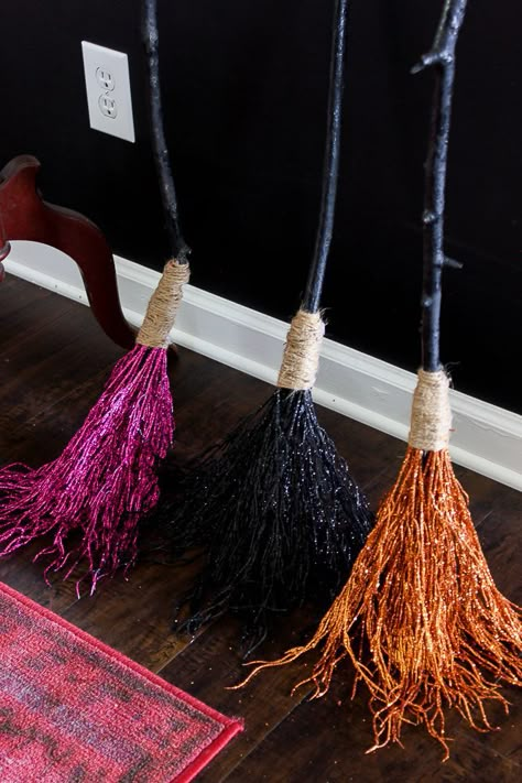 Sparkly DIY Witch Broom - for less than $5! #halloween #crafts #fall #halloweendecor #diyhalloweendecor Diy Witch Broom, Porche Halloween, Witch Costume Diy, Diy Halloween Witch, Halloween Witch Brooms, Diy Witch, Witches Broom, Easy Diy Halloween Decorations, Dollar Tree Halloween