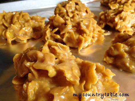 Ready for another quick and easy 10 minutes snack? Corn Flakes and peanut butter make these treats creamy, chewy and yummy!! Peanut Butter Cornflake Cookies, Peanut Butter Chews, Dessert Recipes Cookies, Corn Flake, Chunky Peanut Butter, Baking Recipes Cookies, Peanut Brittle, Corn Flakes, Bake Cookies