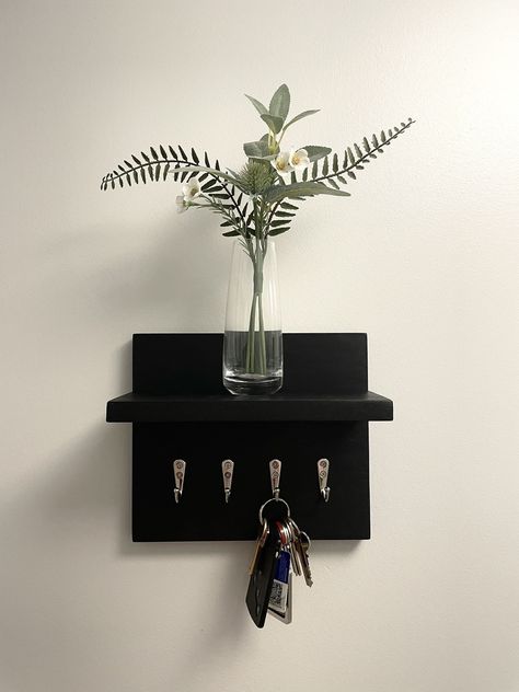 Black Wood Room Decor, Kitchen Key Holder Ideas, Key And Wallet Holder, Small Dining Room Ideas Decor, Unique Apartment Ideas, Bedroom Wood Decor, Key Holders For Wall, Home Decor Ideas Apartment, Unique Key Holder