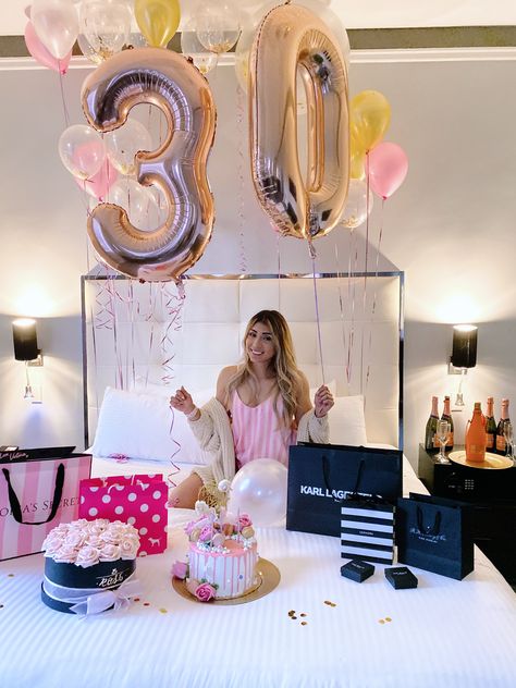 In bed hotel photo, room decorations. Birthday ideas. Balayage, 29 Birthday Ideas For Her, 30th Birthday Photoshoot Ideas, 30th Birthday Photoshoot, Birthday Surprises For Her, Surprise 30th Birthday, Birthday Photoshoot Ideas, Birthday Morning, Birthday Room Decorations