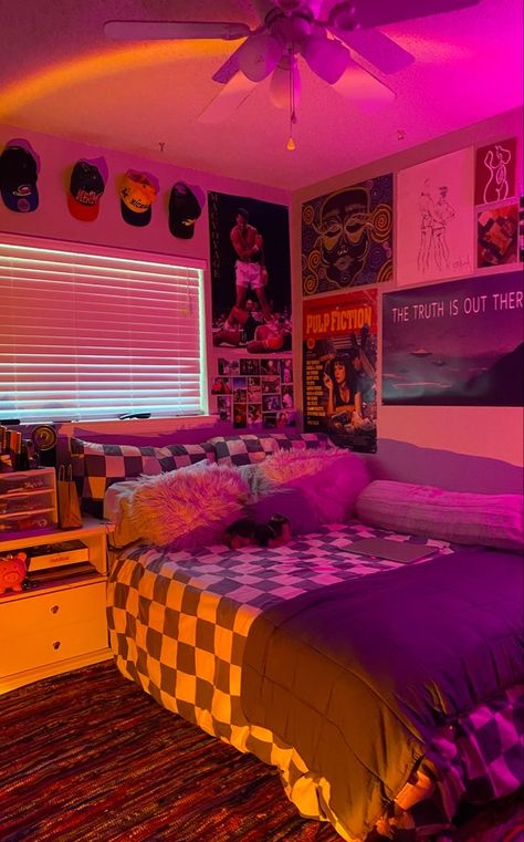 Retro Rooms 80s, Dark 80s Aesthetic Room, Sunset Lamp Room Ideas, Sunset Lamp Room Decor, 90s Teenage Room, Retro Room Inspo 80s, 80s Aesthetic Bedroom Ideas, Checkered Bedroom Aesthetic, Sunset Dorm Room Ideas