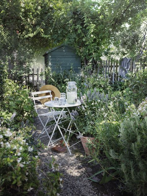 Small Cottage Garden Ideas, Wild Garden, Backyard Inspiration, Small Cottage, The Secret Garden, Garden Pictures, Side Yard, Beautiful Backyards, Perfect Garden