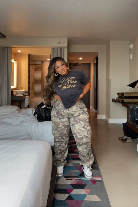 Plus Size Cargo Pants Outfit Ideas, Baddie Plus Size Outfits, Plus Size Camo Pants Outfits, Plus Size Cargo Pants Outfit, Cargo Pants Outfit Plus Size, Plus Size Street Wear, Army Pants Outfit, Midsize Women, Plus Size Baddies