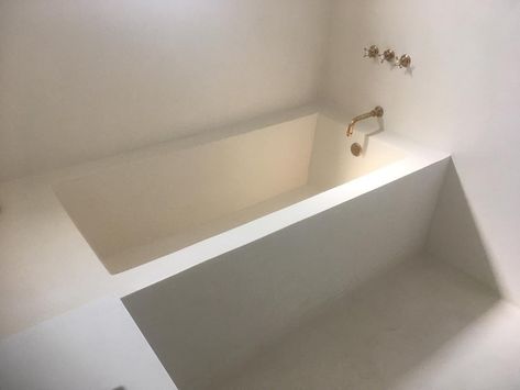 Scott Nelson on Instagram: “Four plaster bathrooms at this re-design in Atwater. Love the lighting. #Tadelakt #bathtub #bathroomdesign #plaster #traditionalcraft…” Tadelakt Bathroom, Spanish Bathroom, Bath Tube, Built In Bathtub, Built In Bath, Hus Inspiration, Bad Design, Bathroom Inspo, Minimalist Bathroom