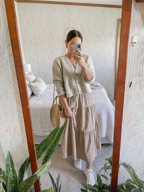 Garden Cottagecore Outfits, Cottagecore Minimalist Outfit, Petite Cottagecore Fashion, Rugged Feminine Style, Spring Dress And Skirt Outfits, Cottage Core Chic Outfits, Farmhouse Aesthetic Outfits, Casual Cottagecore Outfits Spring, Cottagecore Fall Fashion