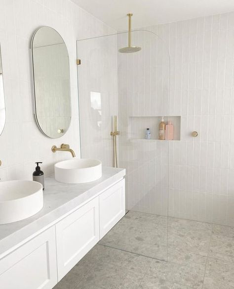 TileCloud on Instagram: "Loving this bathroom using our Stirling White Terrazzo Look Tile and Newport Matt Subway White Tile 🙌🏻👌🏻 Project by @chrishayterbuildingsolutions and @catcossettini 😍" Drømme Bad, Terrazzo Bathroom, Manufactured Home Remodel, Subway Tiles Bathroom, White Terrazzo, Mediterranean Decor, Bathroom Design Luxury, Bathroom Renos, Manufactured Home