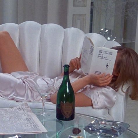 Weekend Mode, Weekend Reading, Drinking Wine, Living Alone, Classy Aesthetic, + Core + Aesthetic, Old Money Aesthetic, New Energy, 인물 사진