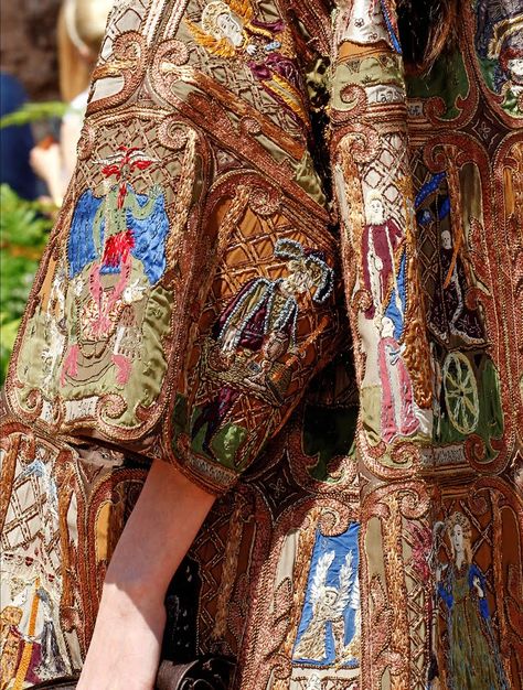 This Dior 'Tarot Card' coat took 1,500 hours to make Tarot Fashion, Detail Couture, Abed Mahfouz, Georges Chakra, Elie Saab Spring, Christian Dior Haute Couture, Chanel Cruise, Stephane Rolland, Twelfth Night