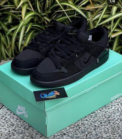 All Black Shoes Women, Full Black Shoes, Nice Black Shoes, Nike Black Shoes, Black Shoes Sneakers, Pretty Sneakers, Sneakers Noir, Trendy Shoes Sneakers, Black Nike Shoes