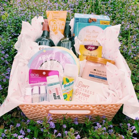 DIY basket full of self care products Self Care Basket For Best Friend, Pretty Gift Baskets, Best Friend Christmas Basket Ideas, Self Care Basket Aesthetic, Gift Basket Gift Ideas, Care Baskets For Friends, Christmas Present Ideas For Best Friend Basket, Christmas Care Basket, Body Care Basket Gift Ideas