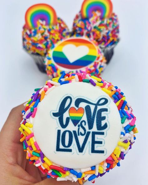 SanRemo on Instagram: “let’s find new ways to celebrate 🌈 Pride cupcakes available for the month of June with curbside or delivery preorder 🧁💜 • • • • #pride…” Pride Cupcakes Ideas, Pride Month Cake, Pride Treats, Pride Desserts, Pride Cupcakes, Pride Birthday, Pearl Market, Lgbtq Stuff, Month Of June