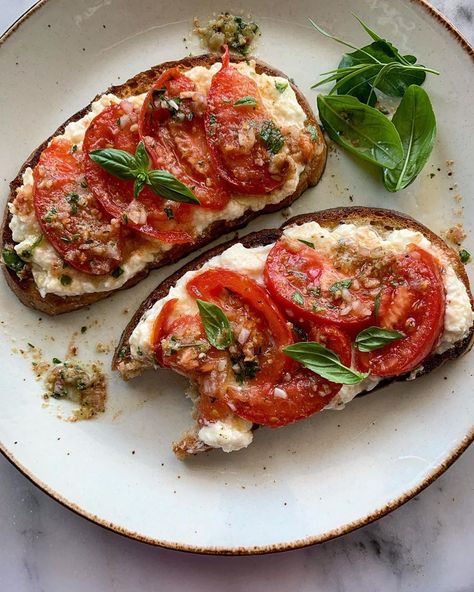 Mozzarella Toast, Japanese Potato Salad, Fancy Toast, Shallot Vinaigrette, Toast Bacon, Toast Ideas, Tomatoes On Toast, Tomato Mozzarella, Cheese Toast