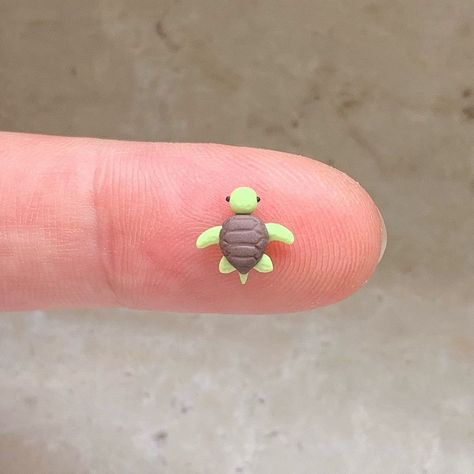 Cute Polymer Clay Turtle, Tiny Clay Art Ideas, Small Clay Models, Tiny Polymer Clay Animals, Easy Polymer Clay Animals, Small Clay Turtle, Cute Mini Clay Art, Polymer Clay Tiny Things, What To Make Out Of Modeling Clay