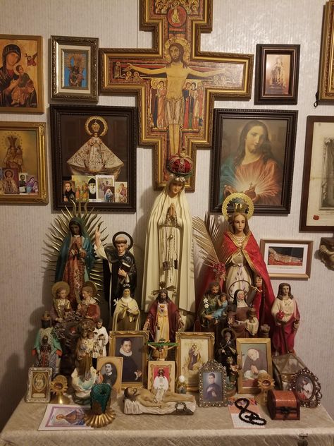 Catholic Altar Home Ideas, Catholic Altar Home, Catholic Home Altar Ideas Living Rooms, Jesus Altar, Altar Christian, Home Alter, Catholic Home Altar, Home Altar Catholic, Pray The Rosary