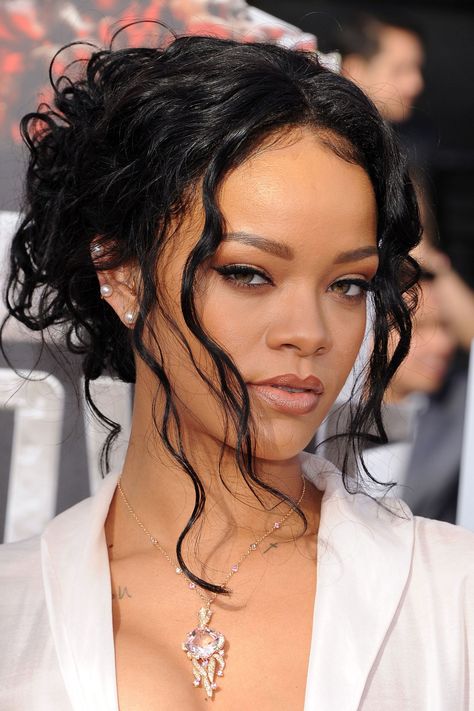 Rihanna Long Hair, Rhianna Hairstyles, Fun Wigs, Rihanna Face, Rihanna Short Hair, Neon Turquoise, Rihanna Makeup, Looks Rihanna, Rihanna Hairstyles