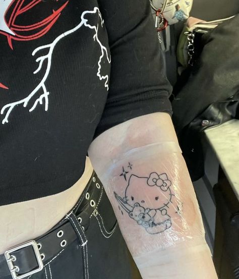 Evil hello kitty tattoo Hello Kitty With Knife Tattoo, Devil Hello Kitty Tattoo, Hello Kitty Flash Tattoo, Tatuajes Hello Kitty, Cute Knife Tattoo, Tatuajes Hello Kitty Tattoos, Edgy Hello Kitty, Evil Hello Kitty, Hello Kitty Knife