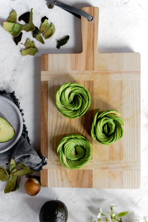 AVOCADO ROSE TUTORIAL Avocado Rose, Food Tutorials, Fancy Breakfast, Radicchio Salad, How To Cut Avocado, Preworkout Snack, Simple Vinaigrette, Romesco Sauce, Wedge Salad