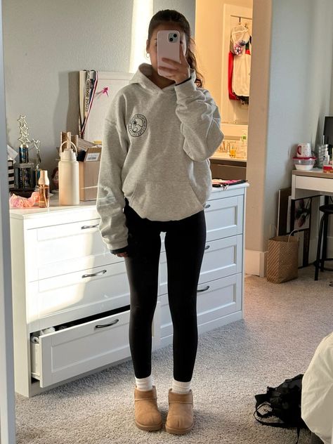 Cozy Rainy Outfits, Cold Outfit Inspo For School, Legging Ideas Outfits, Cold Rainy Day Outfit Casual Leggings, Easy Cute Outfits For School Winter Aesthetic, School Outfit Inspo Dress Code, School Outfit With Leggings, Simple Outfits For School Leggings, Yoga Pants Outfit Aesthetic Winter