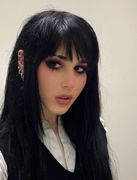 Bold Goth Hair Cut Ideas 2023 Long Black Hair With Bangs Grunge, Vampire Bangs Hair, Alt Layered Hair, Alt Long Hair, V Bangs Goth, Straight Black Hair With Bangs, Alternative Bangs, Hairstyles Curly Hair Short, Vampire Hairstyles