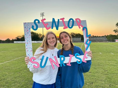 Senior Sunrise Glasses, Senior Sunrise Photo Frame, Senior Sunrise Poster Ideas, Senior Sunrise Posters, Photo Frame Idea, 2enior Ye4r, Senior Era, Senior Year Diy, Senior Sunset