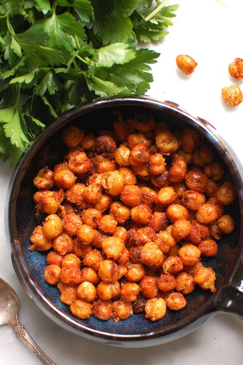 A recipe for crispy pan-roasted chickpeas, a quick dish that requires almost zero effort but has maximum flavor from salt and smoked paprika. Fried chickpeas, or garbanzos, taste great, and can be eaten on their own as a healthy snack or as a topper for salad, hummus, or avocado toast. Get this crispy pan-roasted chickpea recipe and enjoy your new favorite snack. . . . . #chickpeas #garbanzos #friedchickpeas #roastedchickpeas #spanishtapas Pan Fried Chickpeas, Roasted Chick Peas Recipes Air Fryer, Fried Chickpeas Recipe, Crunchy Roasted Chickpeas Recipe, Crunchy Chickpeas Oven, Honey Roasted Chickpeas, Roasted Garbanzo Beans, Toasted Chickpeas, Garbanzo Beans Salad