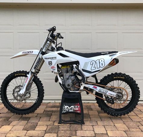 Black Dirt Bike Aesthetic, White Dirt Bike, Dirt Scooter, Honda Dirt Bike, Dirt Bike Gear, Motorcross Bike, Pretty Bike, Motocross Bikes, Pit Bike