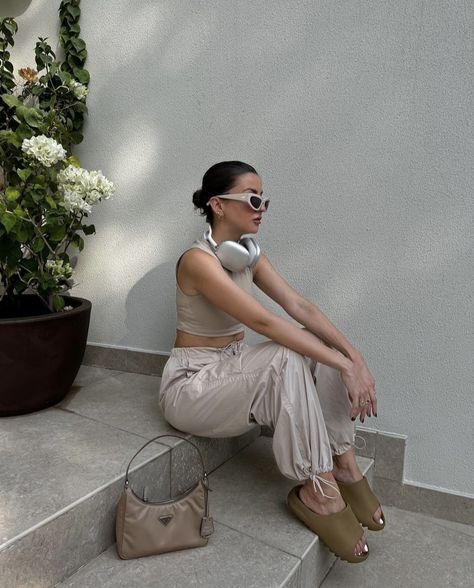 Sliders Outfit, Yeezy Fits, Slides Outfits, White Pool, Alexandra Pereira, Sneaker Outfits, Spring 23, Sneakers Outfit, Fit Inspo