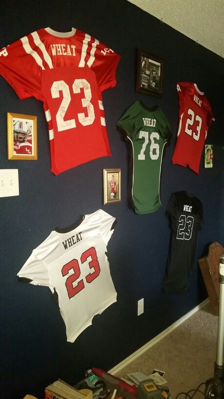 Soccer Room, Basketball Display, Jersey Display, Framed Jersey, New Room Ideas, American Football Jersey, Makeover Bedroom, Aesthetic Boy, Room Makeover Bedroom