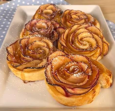 Easy Puff Pastry Apple Roses Apple Roses Dessert, Puff Pastry Apple Roses Recipe, Apple Pastry Roses, Apple Rose Cake, Puff Pastry Apple Dessert, Apple Puff Pastry Dessert, Apple Pastry Puff, Puff Pastry Apple Recipes, Apple Puff Pastry Recipes