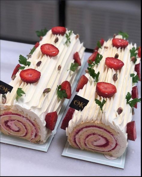 Roll Cakes With Designs, Strawberry Log Cake, Swiss Roll Cake Design Ideas, Swiss Roll Aesthetic, Swiss Roll Birthday Cake, Swiss Roll Design, Swiss Roll Cake Design, Cake Roll Design, Roll Cake Design