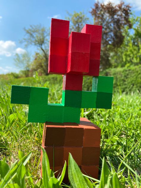 Red Minecraft tulip in real life made out of wood blocks glued together and painted with acrylic paint Minecraft Flower Cubes, Wood Cube Crafts Minecraft, Cute Wood Crafts, Minecraft Block Flowers Diy, Minecraft Blocks Diy, Minecraft Flower Wooden Cubes, Minecraft Rose Wooden Blocks, Minecraft Block Flower, Minecraft Tulip 3d