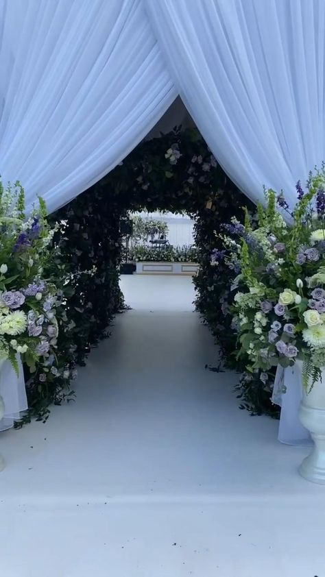 Glam Backyard Wedding, Flower Ideas Wedding, Outdoor Wedding Ceremony Ideas Summer, Simple Pretty Wedding, Outdoor Tent Wedding Reception, Entrance Decor Wedding, Tent Wedding Ceremony, Wedding Transformation, Wedding Enchanted Forest