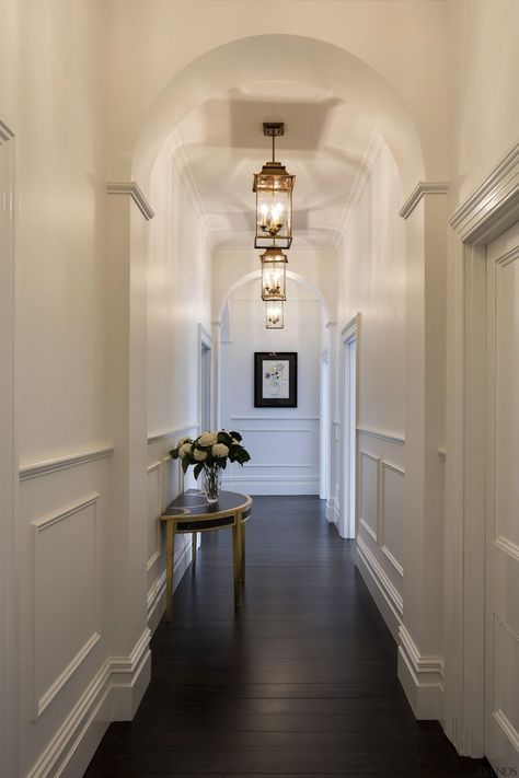 House Hall Design, Archways In Homes, Panelled Walls, Victorian Hallway, Townhouse Interior, Georgian Townhouse, Diy House Renovations, Hallway Designs, Sopot