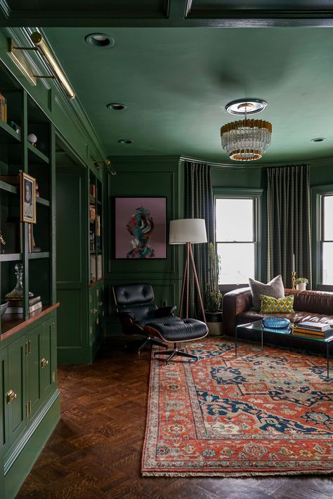 Green Study Room Ideas, Academic Interior Design, Colorful Colonial Interiors, Moody Coastal Home, Dark Green Walls And Ceiling, Couch Bookshelves, Colonial Verdigris, Contemporary Colonial Interiors, Irish Living Room