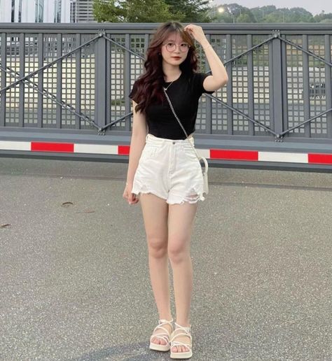 Korean Short Outfits, Cute Outfits With Shorts, White Summer Outfits, Korean Summer Outfits, Short Haircuts For Women, Vacay Outfits, Korean Casual Outfits, Casual Day Outfits, Quick Outfits