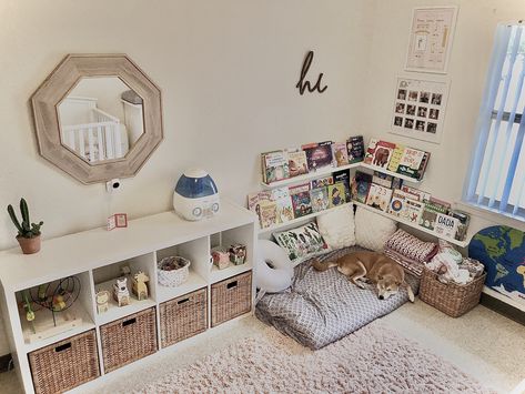 Reading Corner Montessori, Reading Corner Baby Room, Bedroom Reading Corner Kids, Montessori Toddler Rooms Girl, Montessori Corner Living Room, Montessori Bedroom Decor, Small Playroom Corner Ideas, Baby Girl Toddler Room, Reading Corner Girls Bedroom