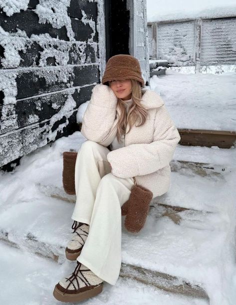 Winter outfit, winter outfit idea, all white winter outfit All White Winter Outfit, Freya Killin, Neutral Winter Outfit, Cold Weather Attire, Winter Vacation Outfits, Outfits With Gloves, Cold Weather Outfits Winter, Ny Outfits, Japan Outfit