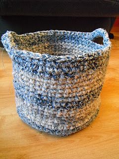 Jaydee's Ramblings: Crochet a Basket from Sheets! Fabric Crochet Ideas, Crochet A Basket, Crochet Patterns Ideas, Scrap Yarn Crochet, Crochet Basket Pattern Free, Yarn Basket, Old Sheets, Crochet Storage, Crochet Rug Patterns