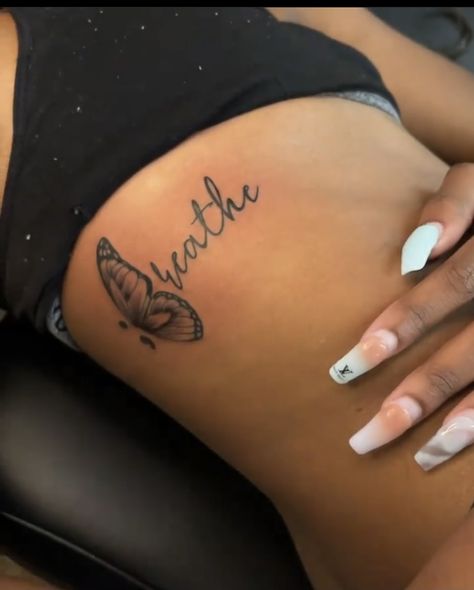 Wrist Tattoos Black Women, Lower Body Tattoos For Women, Tattoos Inspo, Hand Tattoos For Girls, Cute Hand Tattoos, Pretty Hand Tattoos, Tasteful Tattoos, Spine Tattoos For Women, Tattoos For Black Skin