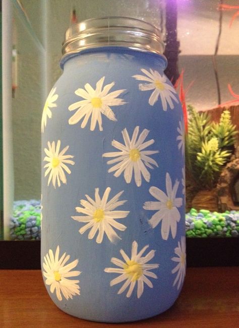 Cute little mason jar with painted daisies I made Jam Jar Painting Ideas, Painted Jars Aesthetic Easy, Glass Container Decor Ideas, Mason Jars Painting, Painted Mason Jars Aesthetic, Paint Jar Ideas, Mason Jar Paint, Jam Bottle Painting, Cute Jar Painting Ideas